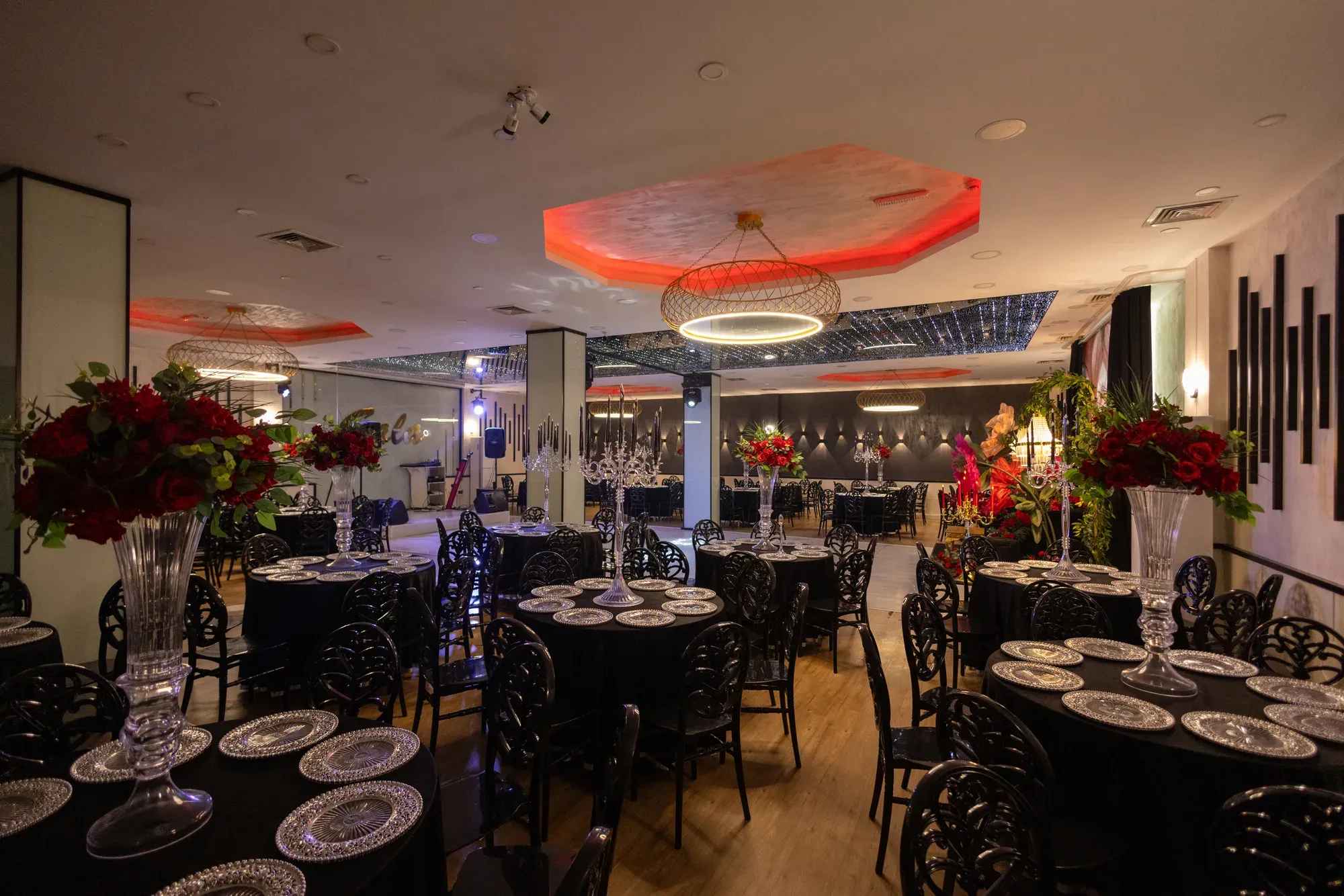 New Salon: kırmızı gül aranjmanlı siyah masalar