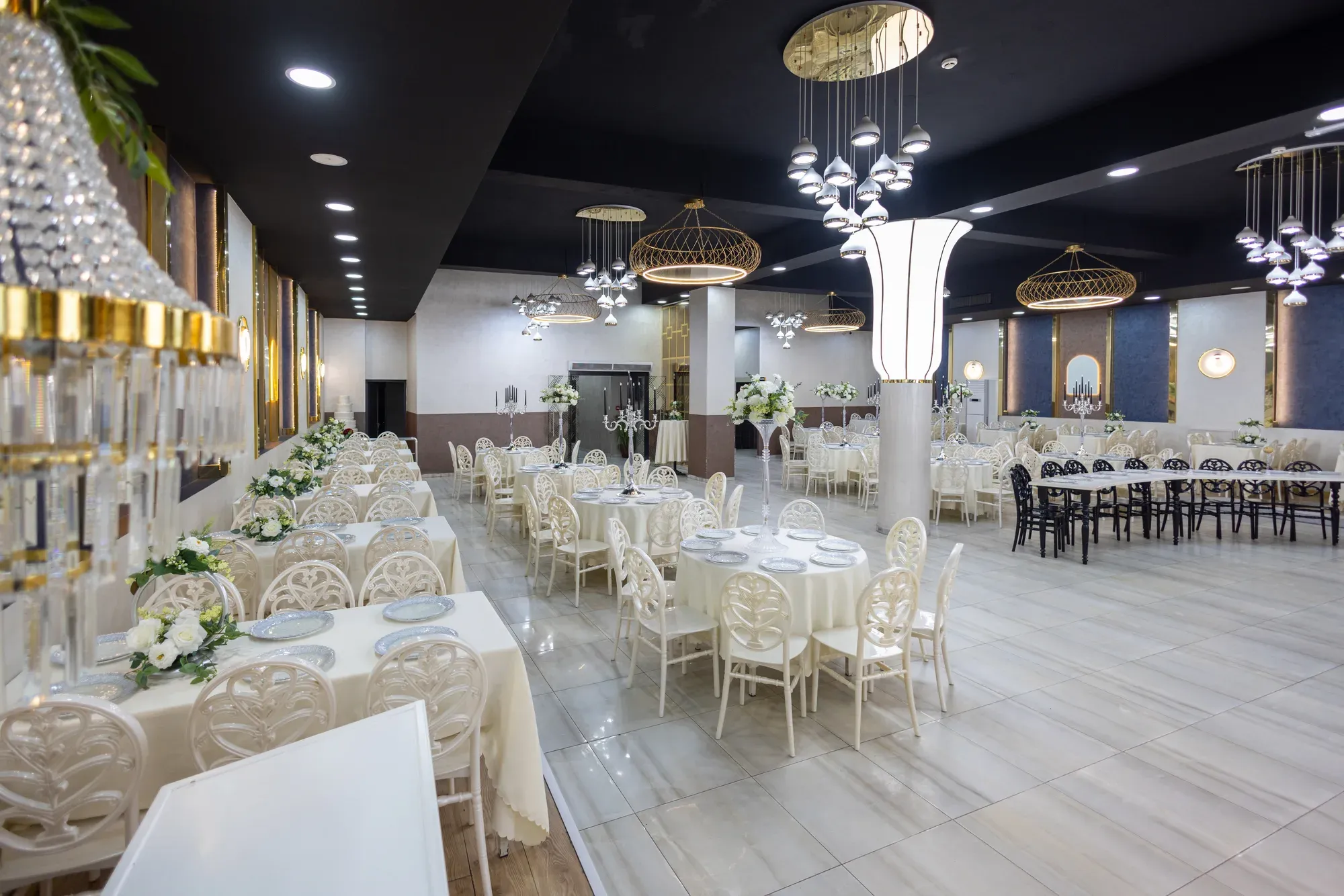 Klasik Salon: beyaz çiçekli masalar ve kristal avizeler