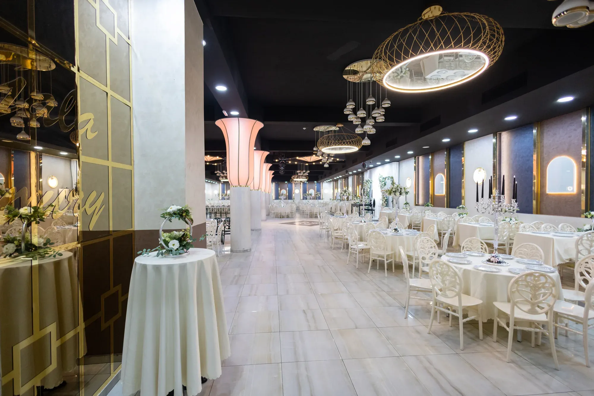 Klasik Salon: girişten masalara bakış