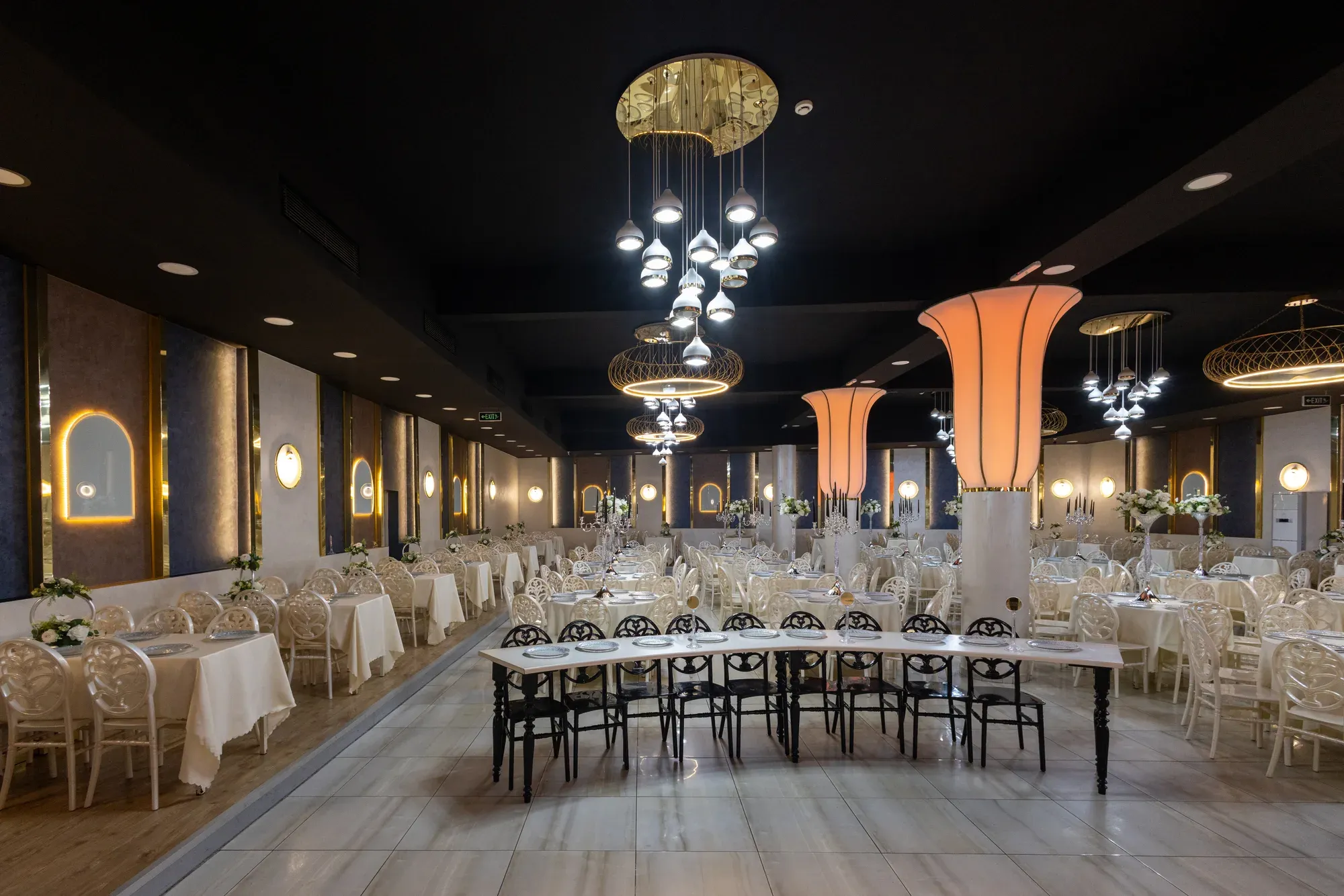 Klasik Salon: uzun protokol masası ve yuvarlak masa düzeni