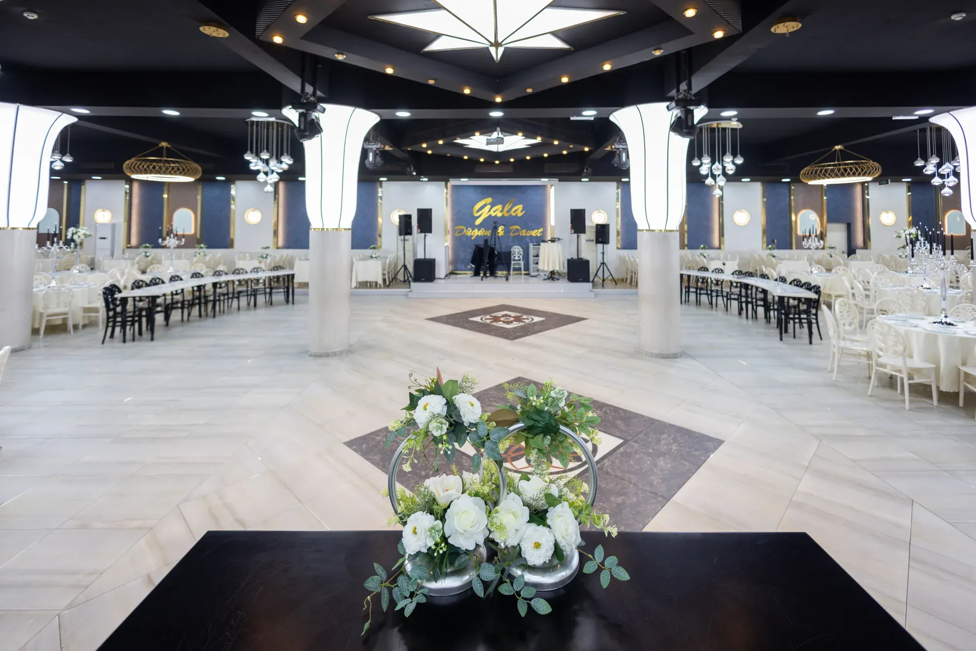 Klasik Salon: Gala logolu sahne ve protokol masaları
