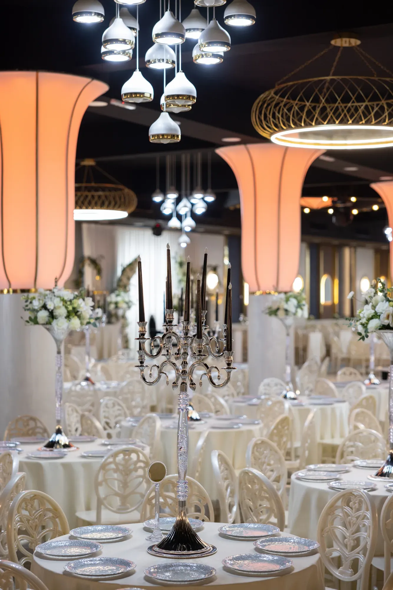 Klasik Salon: şamdanlı masa ve lamba sütunları