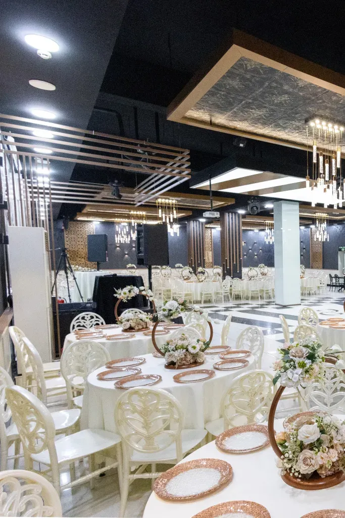 Modern Salon: beyaz masalar ve siyah tavan