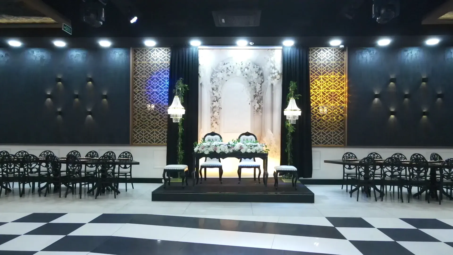Modern Salon: gelin damat masası ve damalı pist