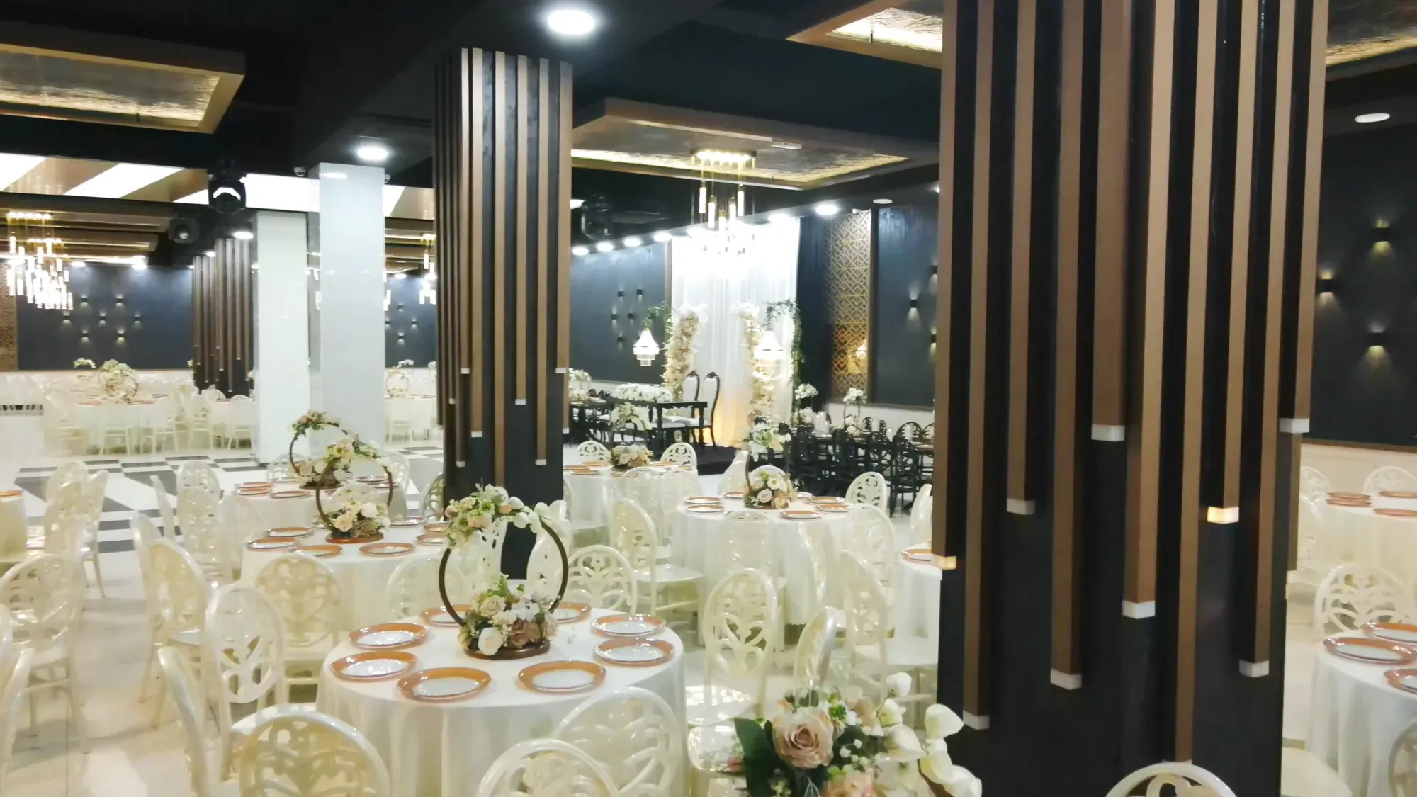Modern Salon: çiçek halkalı yuvarlak masalar