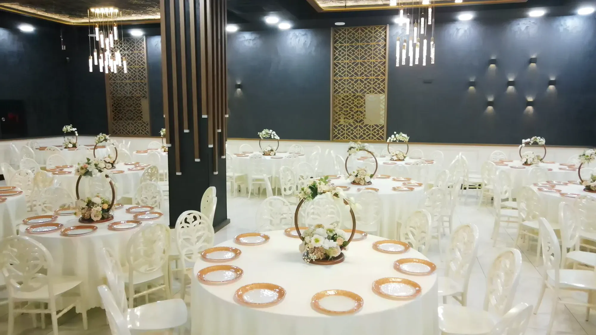 Modern Salon: çiçek halkalı masalar ve ahşap sütunlar