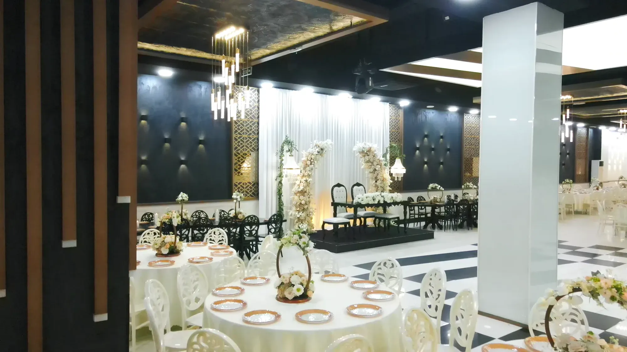 Modern Salon: çiçek kemerli gelin masası ve yuvarlak masalar