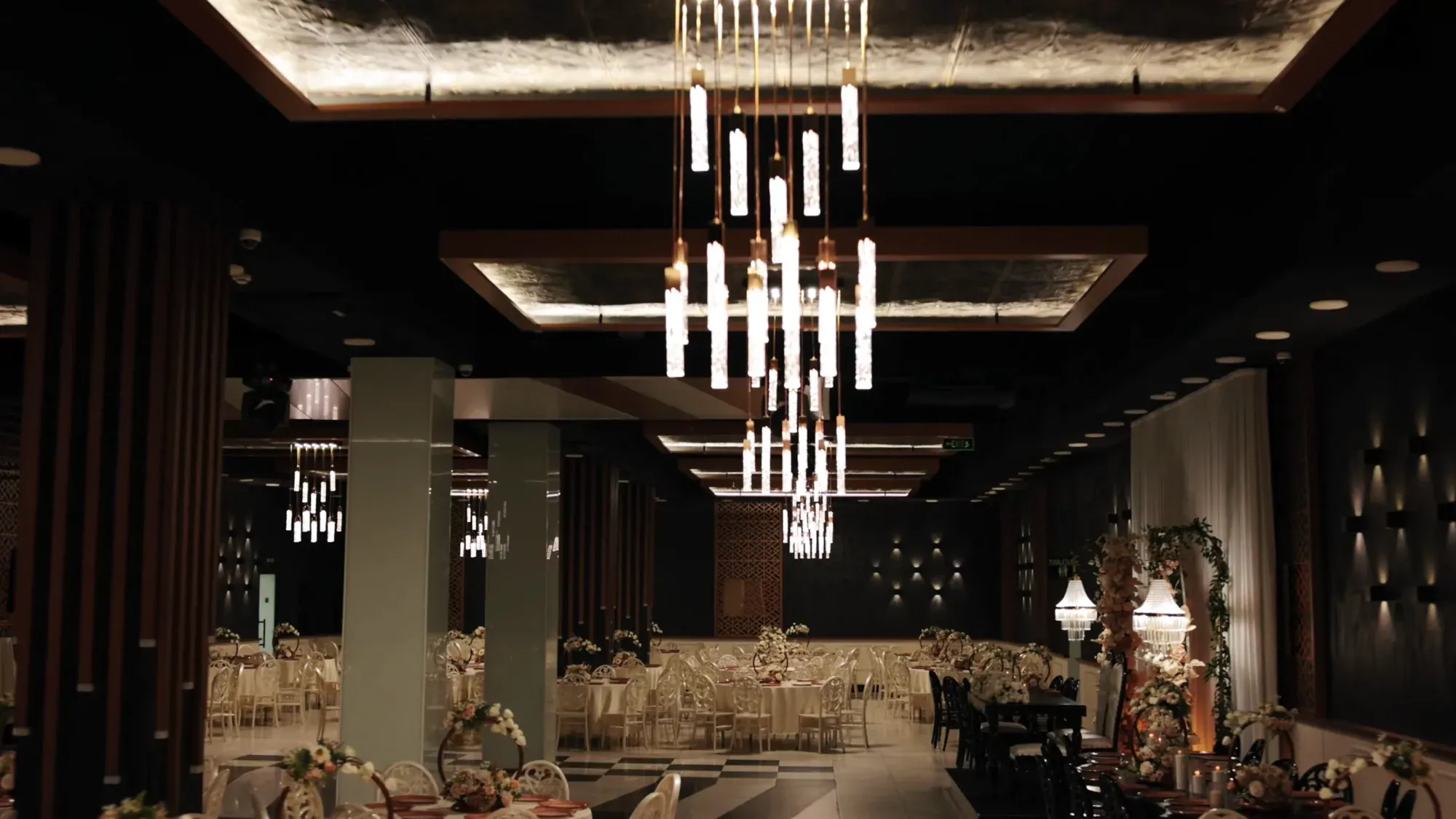 Modern Salon: sarkıt kristal avize ve uzanan masa sıraları