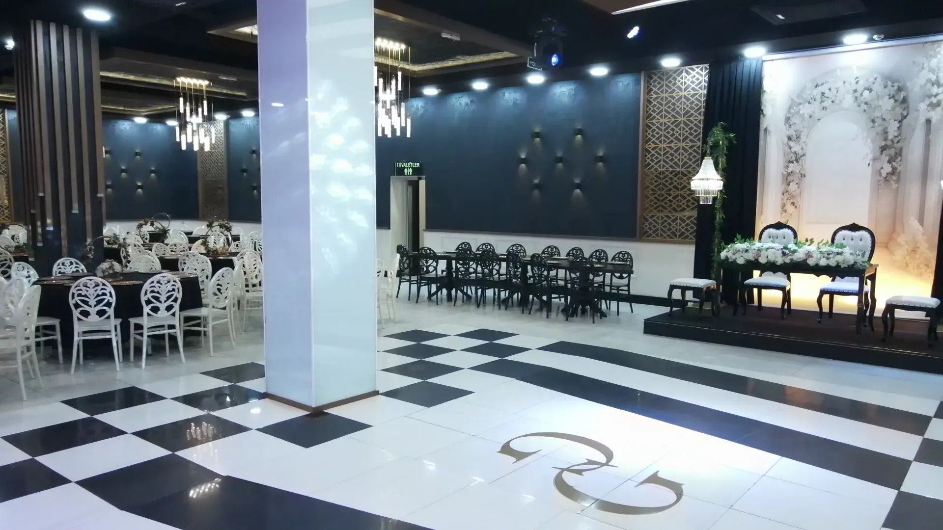 Modern Salon: damalı dans pisti ve sahne